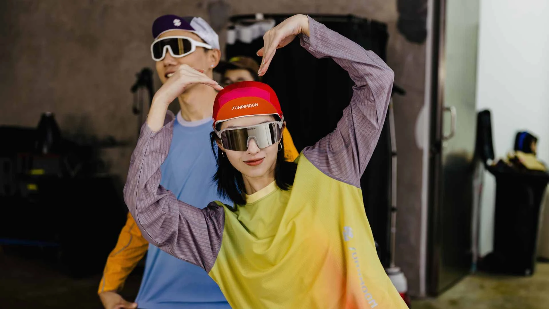 🔹 Key Features:
✅ SPX-TRA Optical Technology – Enhanced visual clarity, 30% sharper vision.
✅ ZEISS Full-Coated Lenses – Reduced glare, improved contrast, crystal-clear vision.
✅ Lens Swap System – Instantly switch between 3 lenses for different environments.
✅ Asian-Fit Design – Optimized for comfort and stability for Asian facial structures.
✅ Lightweight Build – Only 28g (half-frame) and 31g (full-frame).
✅ Limited Edition Gift Set – Includes exclusive accessories and Daniel Wu poster.